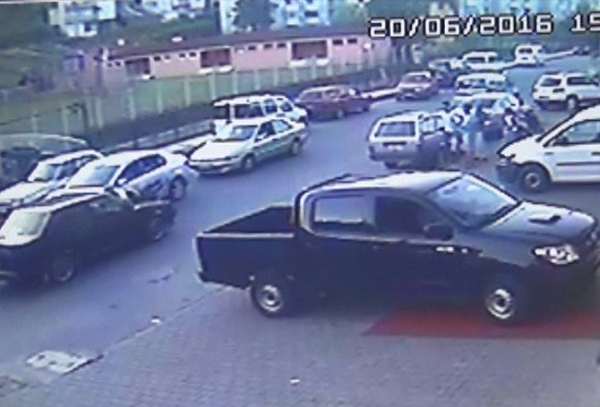 Tartıştığı Polisi Otomobilinin Üzerine Alıp Metrelerce Sürükledi
