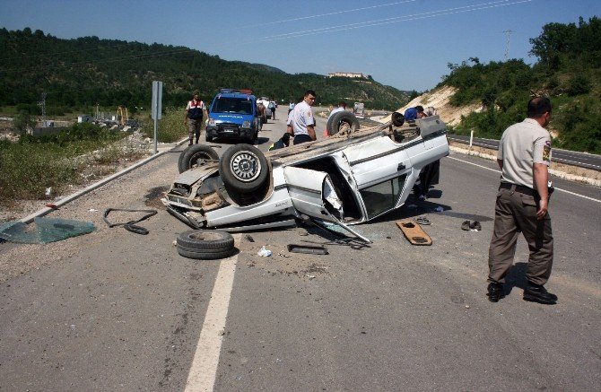 Yoldan Çıkan Otomobil Takla Attı: 3 Yaralı