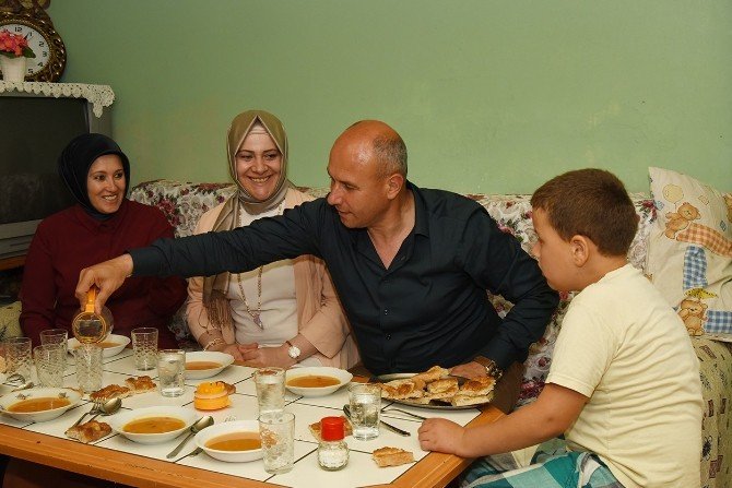 Başkan Togar: “İftar Sofralarını Paylaşıyoruz”