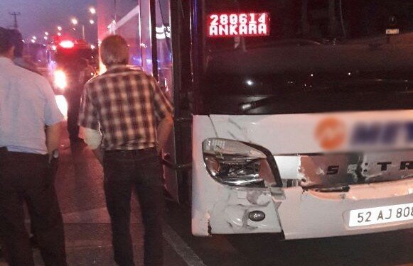 Otobüsle Traktör Çarpıştı : 1 Ölü