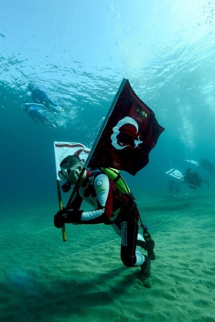 Akvaryum Adam Cem Karabay 4. Dünya Rekoru Peşinde