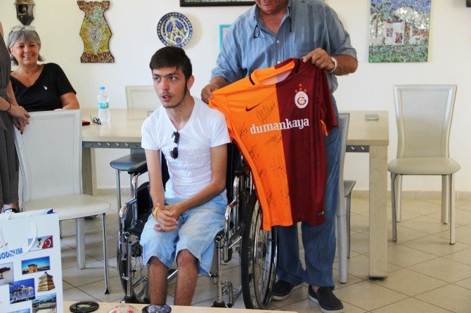 Galatasaraylı Futbolculardan Engelli Gence Forma Sürprizi