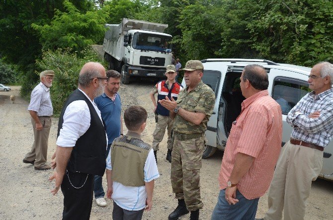 Tozdan Bıkan Mahalleli Yol Kapattı