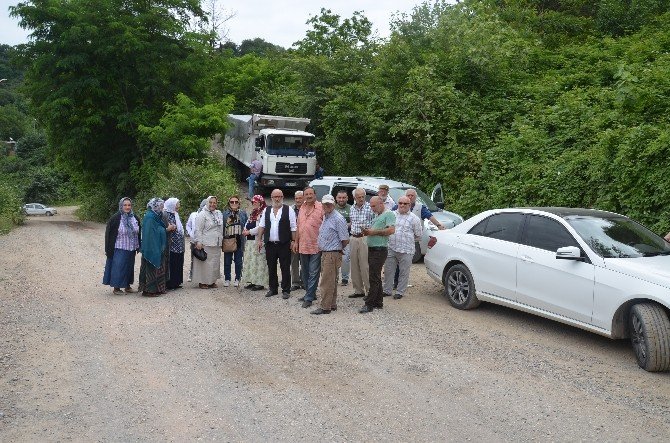 Tozdan Bıkan Mahalleli Yol Kapattı
