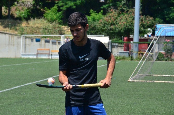 Genç Hokeycinin Milli Takım Sevinci