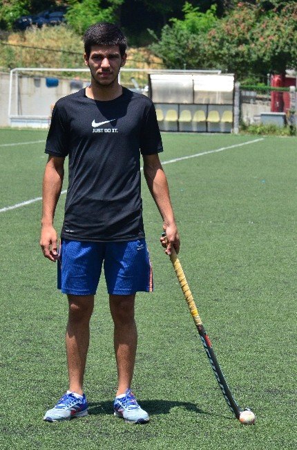 Genç Hokeycinin Milli Takım Sevinci