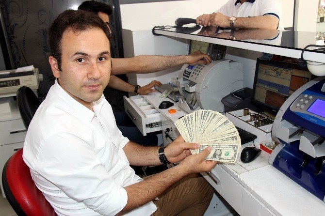 Dövizciler “1 Dolar” Stokluyor