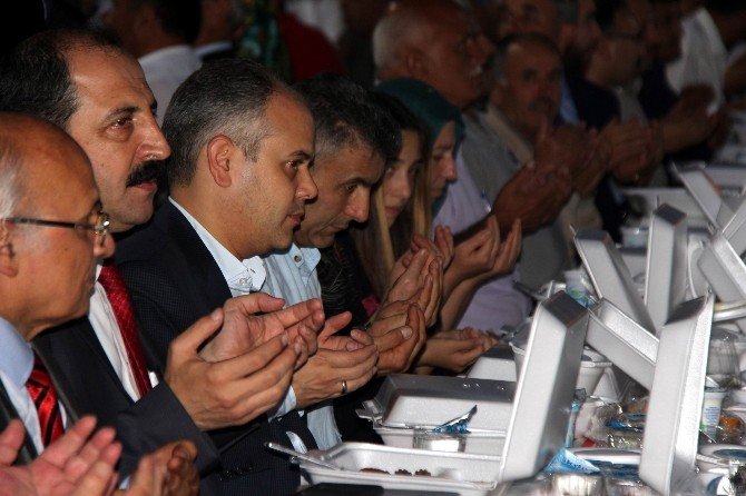 Bakan Kılıç Kavak’ta Binlerce Kişi İle İftar Yaptı