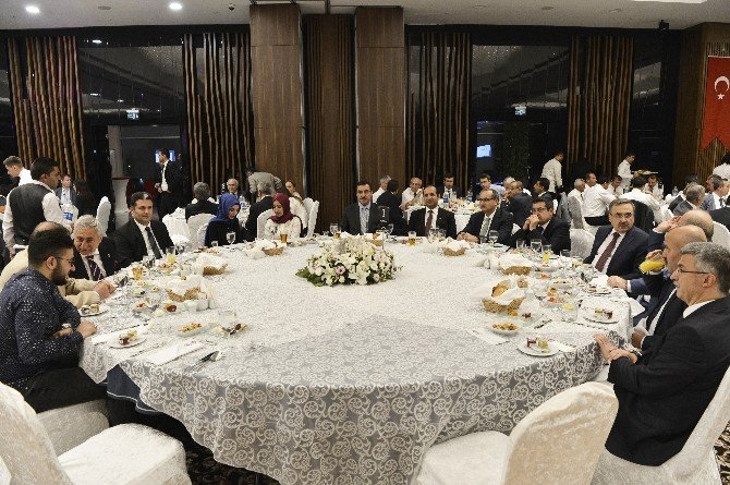 Bakan Tüfenkci, Bakanlık Personeliyle İftar Yemeğinde Bir Araya Geldi