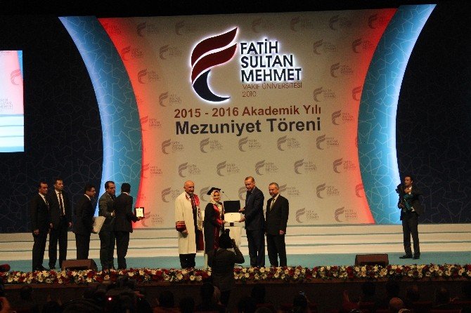 Fatih Sultan Mehmet Vakıf Üniversitesi Üçüncü Mezunlarını Verdi