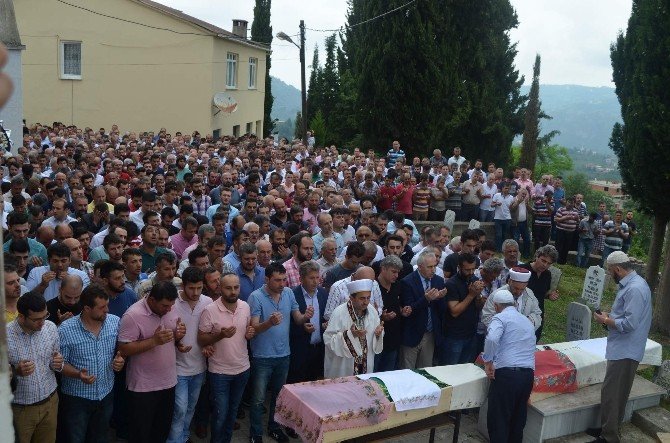 Trabzon’da Trafik Kazasında Hayatını Kaybeden Kız Kardeşler Son Yolculuğuna Uğurlandı