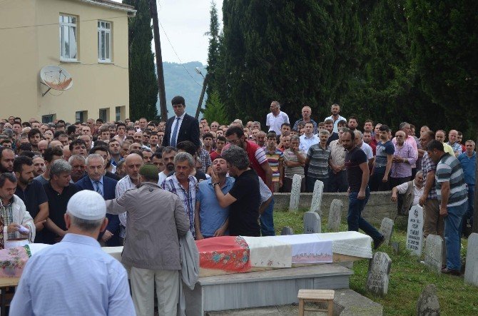 Trabzon’da Trafik Kazasında Hayatını Kaybeden Kız Kardeşler Son Yolculuğuna Uğurlandı