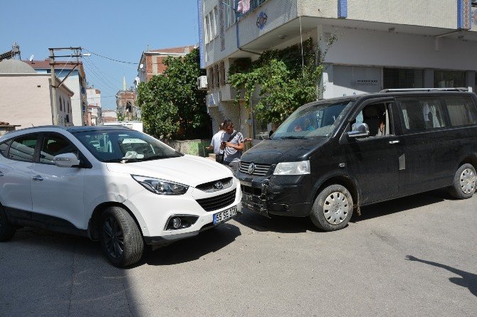 Otomobil İle Minibüs Çarpıştı: 4 Yaralı