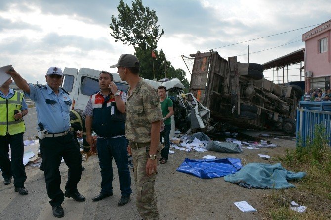Minibüs Kamyona Çarptı: 1 Ölü, 5 Yaralı