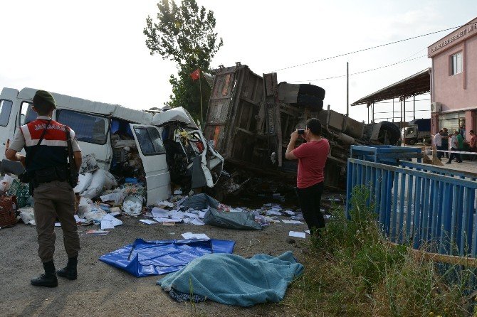 Minibüs Kamyona Çarptı: 1 Ölü, 5 Yaralı