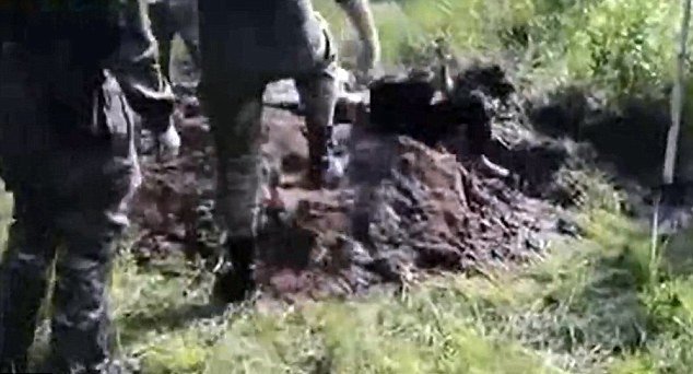 Ukraynalı Askerler Rus Ayrılıkçıyı Diri Diri Gömdü