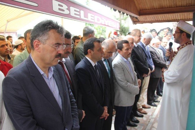 İzmir Valisi Erol Ayyıldız’ın Babası Toprağa Verildi