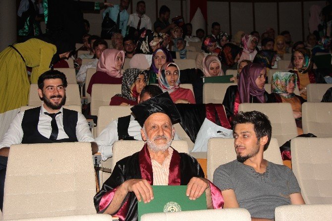 Emekli İmam 70 Yaşında Mezun Oldu, Torunları İle Törene Katıldı