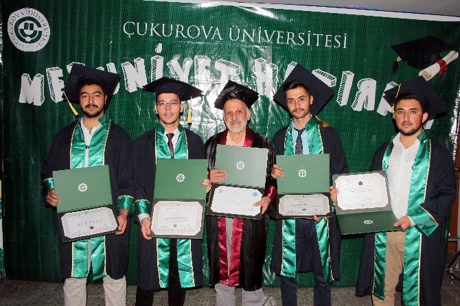 Emekli İmam 70 Yaşında Mezun Oldu, Torunları İle Törene Katıldı