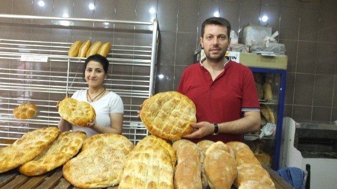 Burhaniye’deki Fırıncının Askıda Ekmek Uygulaması İlgi Gördü