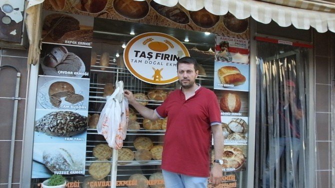 Burhaniye’deki Fırıncının Askıda Ekmek Uygulaması İlgi Gördü
