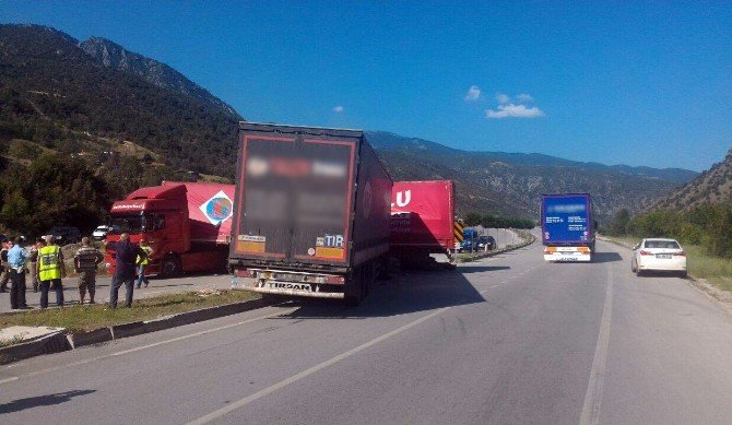 Kargı’da İki Tır Çarpıştı: 5 Yaralı