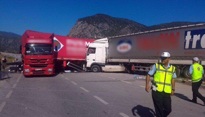 Kargı’da İki Tır Çarpıştı: 5 Yaralı