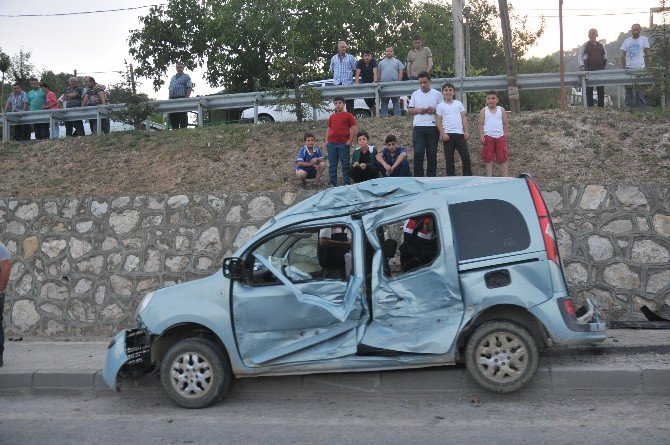 Yolcu Minibüsü Kaza Yaptı: 2 Yaralı