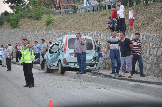 Yolcu Minibüsü Kaza Yaptı: 2 Yaralı