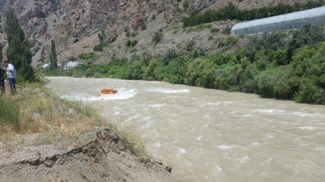Kamyon Hafriyat Boşaltırken Nehre Düştü