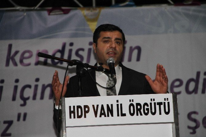 Hdp Eş Genel Başkanı Demirtaş Van’da İftar Programına Katıldı
