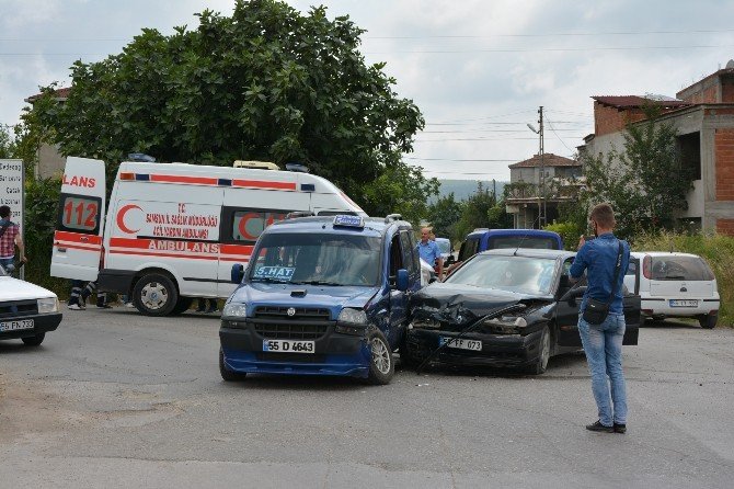 Otomobil İle Dolmuş Çarpıştı: 1 Yaralı
