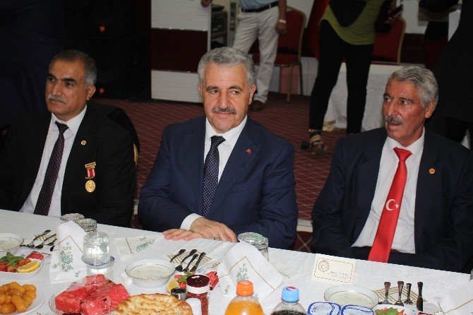 Bakan Arslan, Şehit Ve Gazi Aileleriyle İftarda Bir Araya Geldi