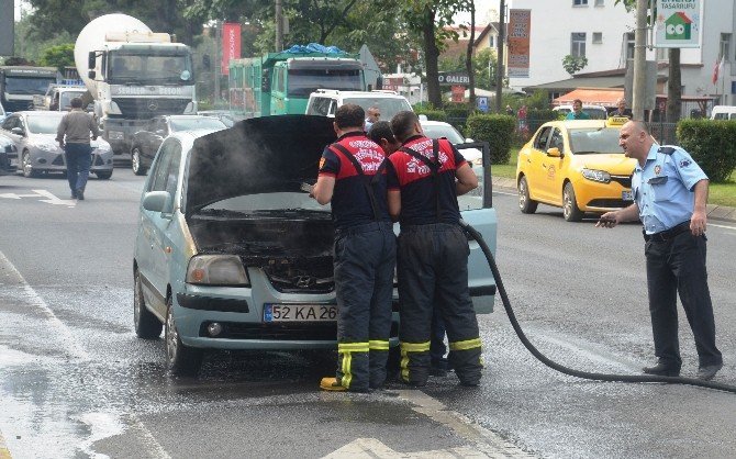 Seyir Halindeki Otomobil Alev Aldı
