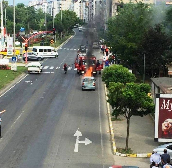 Seyir Halindeki Otomobil Alev Aldı