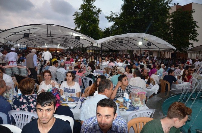 Fatsa’da 5 Bin Kişi Aynı Anda İftar Açtı