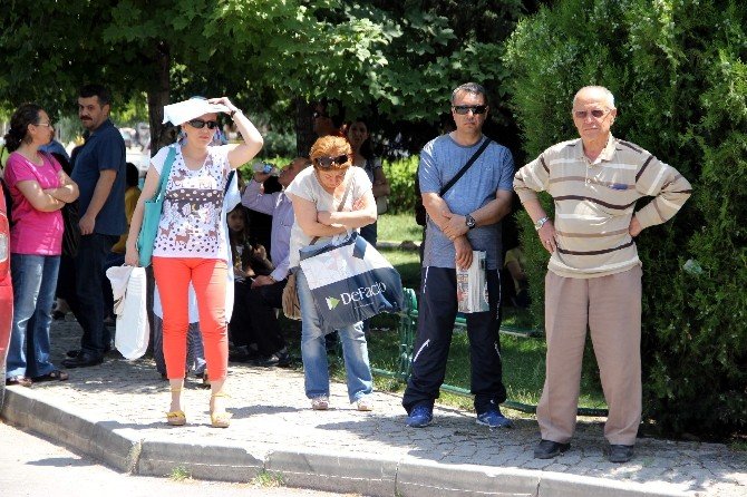 Öğrenciler Sınavda, Aileler Sıcakta Ter Döktü