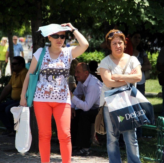 Öğrenciler Sınavda, Aileler Sıcakta Ter Döktü