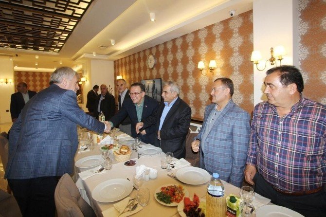Başkan Memiş Muhtarlarla İftarda Bir Araya Geldi