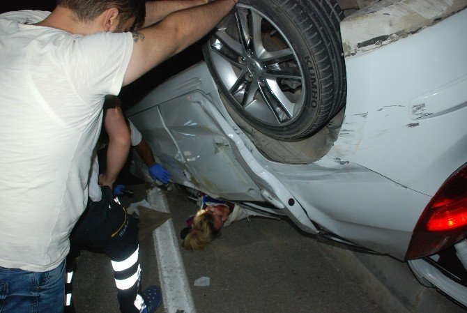 Takla Atan Otomobilde Sıkışan Kadın Sürücü Güçlükle Kurtarıldı