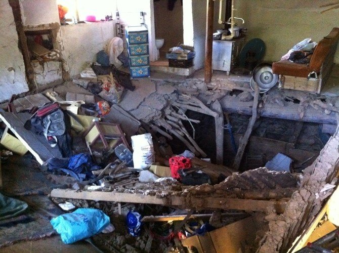 İki Katlı Köy Evi Çöktü: 4 Yaralı