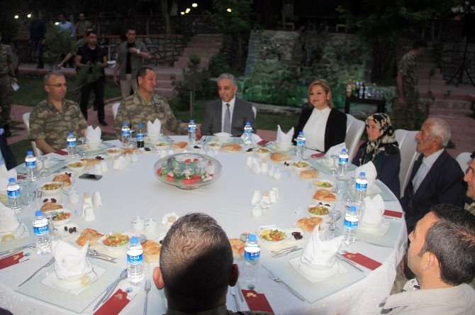 Hakkari Dağ Ve Komando Tugay Komutanlığı, Şehit Ve Gazi Yakınlarına İftar Yemeği Verdi