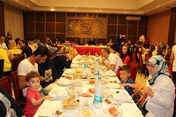 Lösemiyi Yenen Minik Yürekler Protokol Masasında