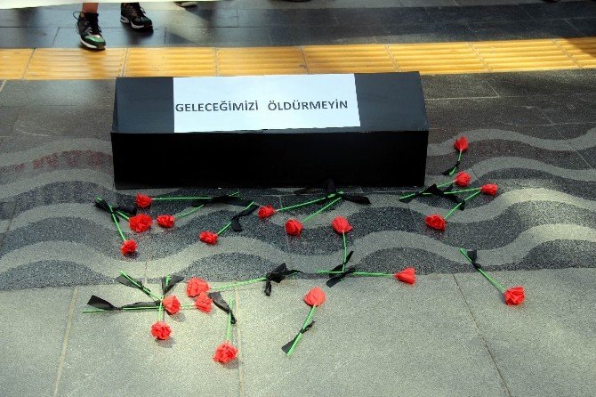 Öğretmen Adaylarından Tabutlu Eylem