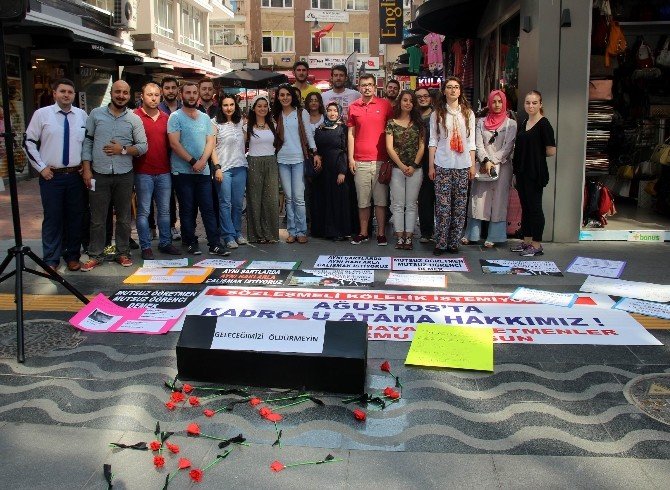 Öğretmen Adaylarından Tabutlu Eylem