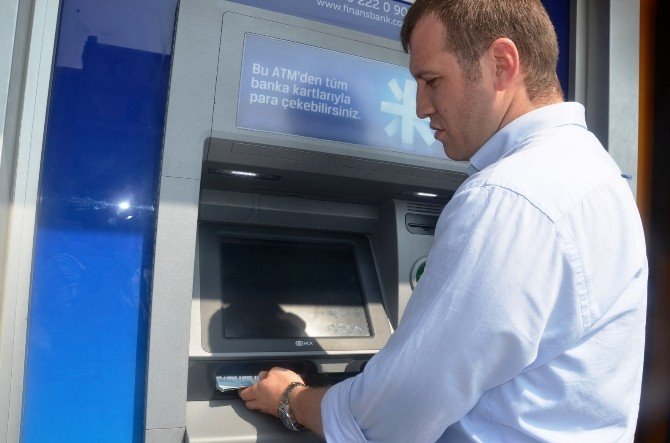 Atm’de Unutulan 500 Tl’yi Polise Teslim Etti