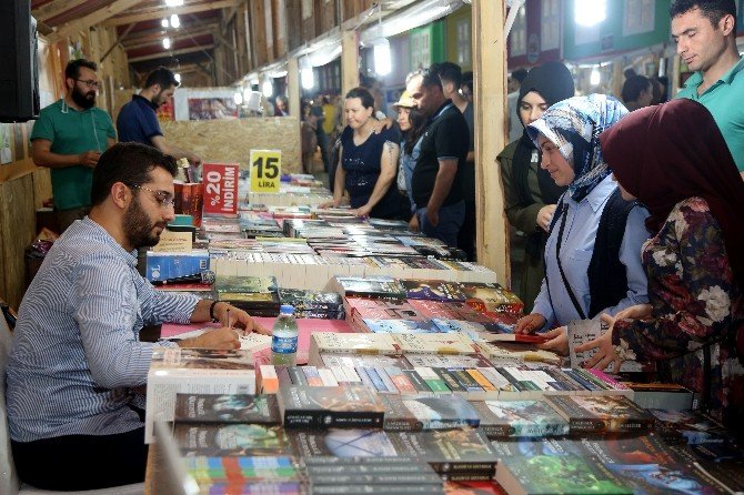 Ünlü Yazar Atakumlularla Buluştu