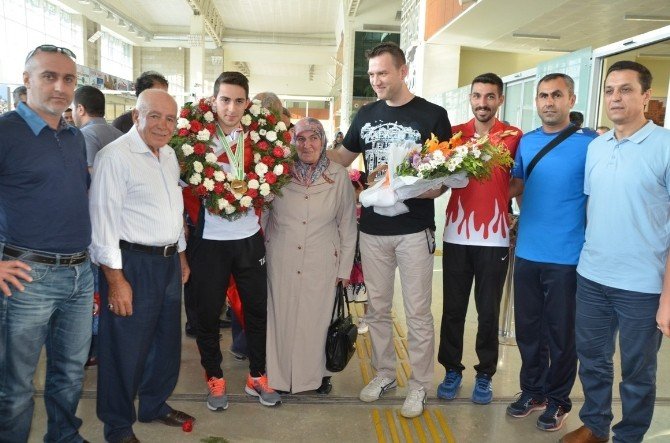 Dünya Şampiyonu Mardin’e Döndü