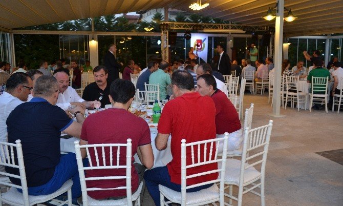 Gazeteciler Protokole İftar Verdi