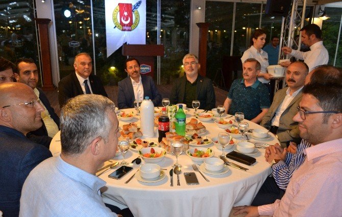 Gazeteciler Protokole İftar Verdi